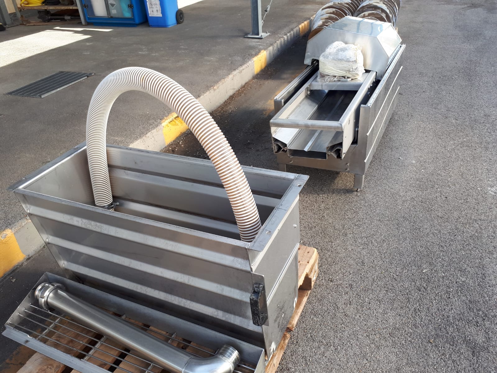 a machine on a pallet - Pièces de Rechange