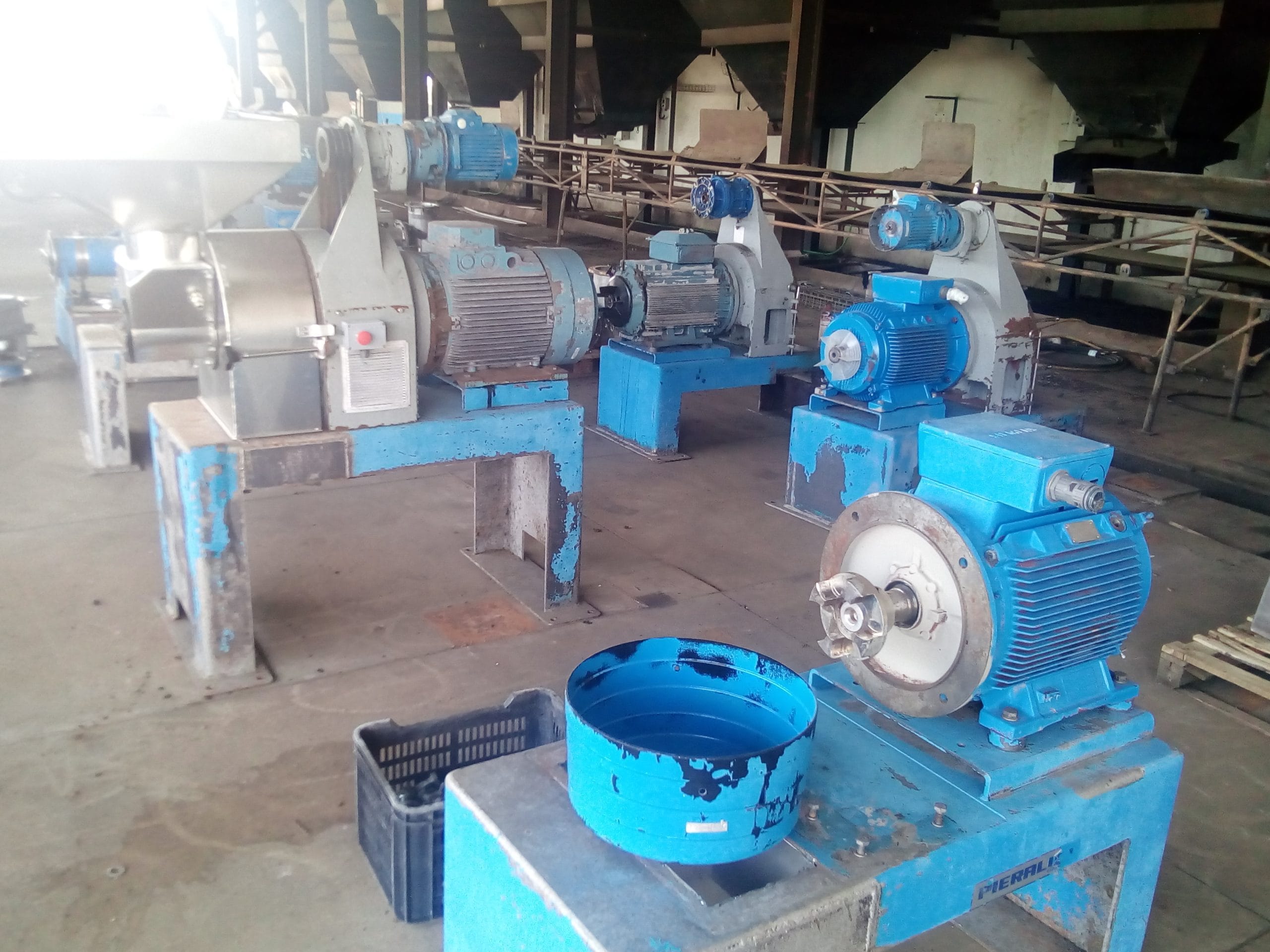 a group of blue machines in a room - Pièces de Rechange