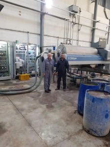 two men standing next to a machine - Maintenance Préventive