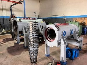 a man standing next to several machines - Maintenance Préventive