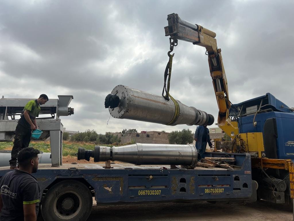 a large metal cylinder on a truck - Maintenance Préventive